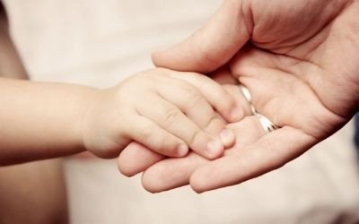 Tenere la mano